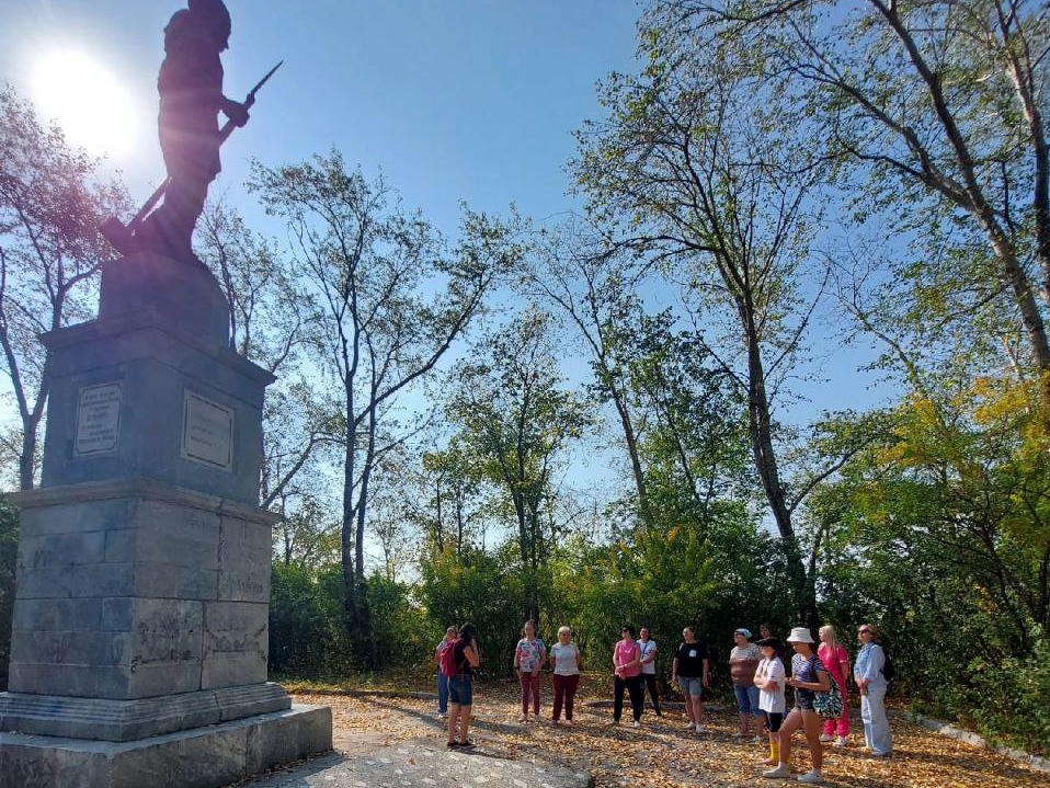На вершине Думной горы - могила красногвардейцев с памятником
