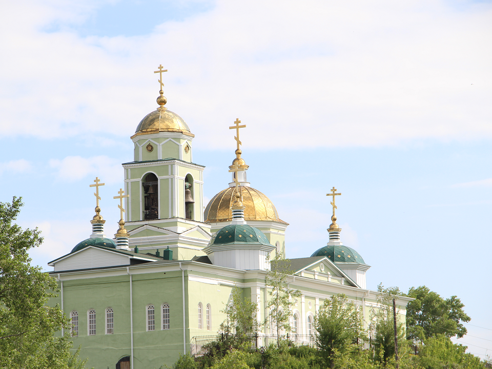 Святотроицкая церковь (вид с берега Северского пруда)